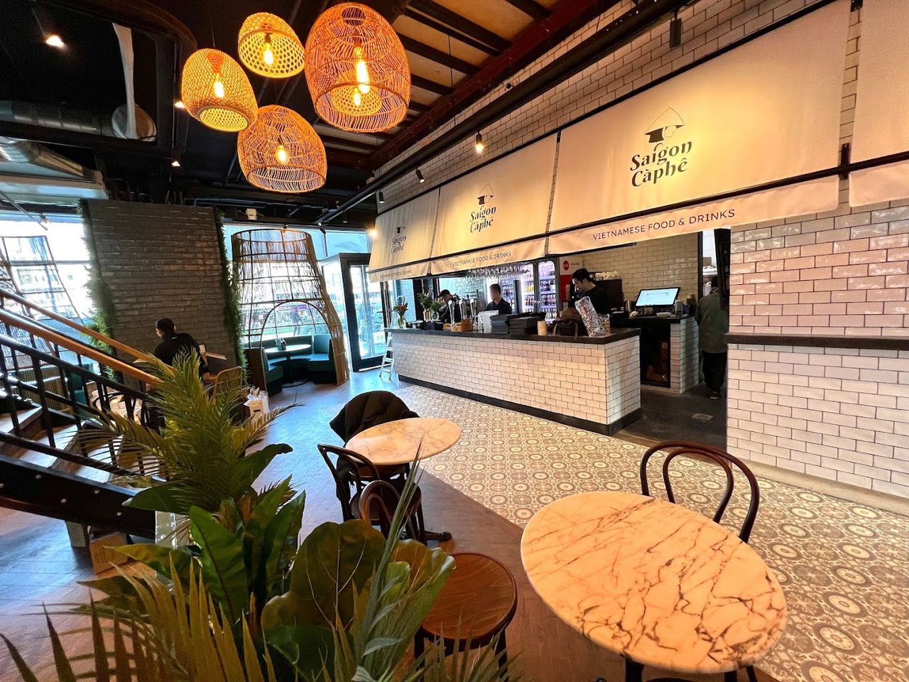 Horeca-interieur in de Markthal Rotterdam, gerealiseerd door WWS-Bouw