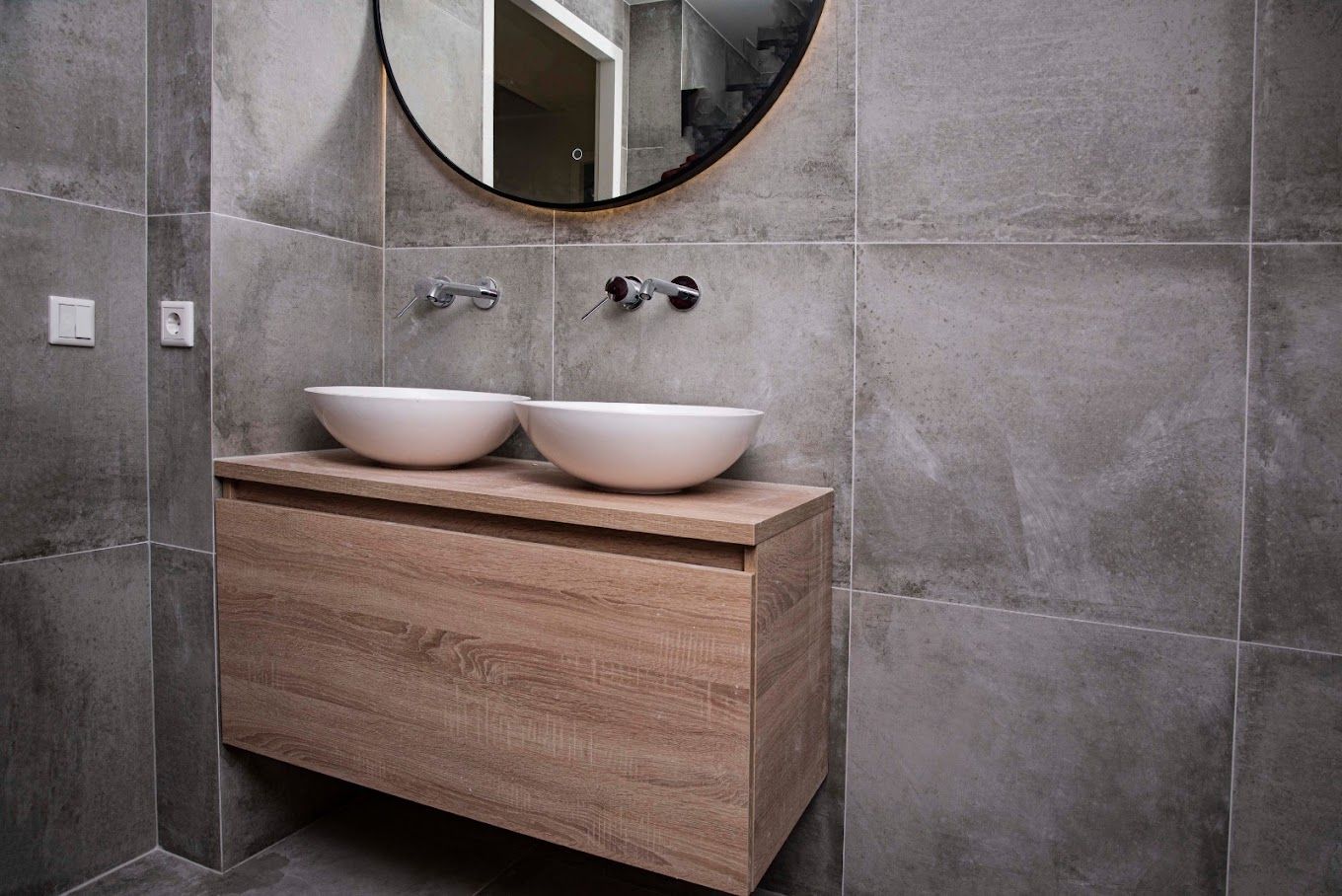 Luxe badkamer met dubbele waskommen, gerealiseerd door WWS-Bouw